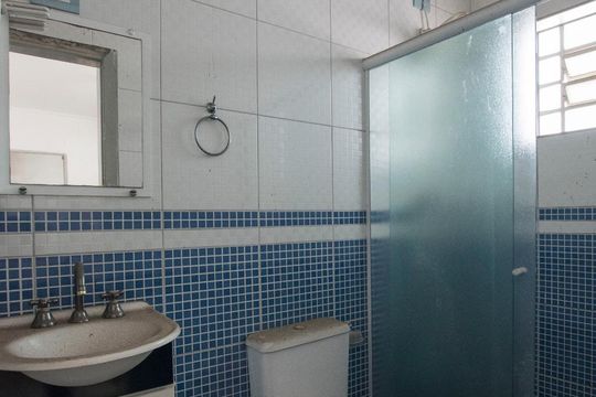 2o. Andar - Banheiro social de casa para alugar com 2 quartos, 315m² em Aclimação, São Paulo