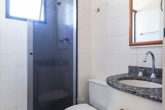 Banheiro social de apartamento à venda com 2 quartos, 63m² em Saúde, São Paulo