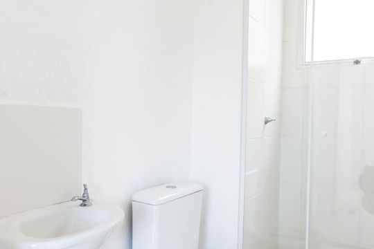 Banheiro de apartamento à venda com 2 quartos, 40m² em Cavalhada, Porto Alegre