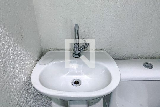 Banheiro de kitnet/studio para alugar com 1 quarto, 16m² em Brás, São Paulo