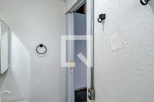 Banheiro de kitnet/studio para alugar com 1 quarto, 25m² em Brás, São Paulo
