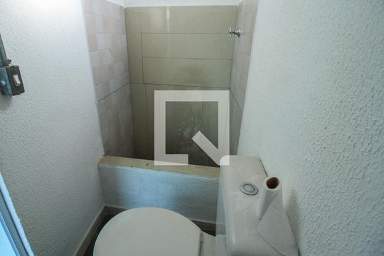 Banheiro de kitnet/studio para alugar com 1 quarto, 25m² em Brás, São Paulo
