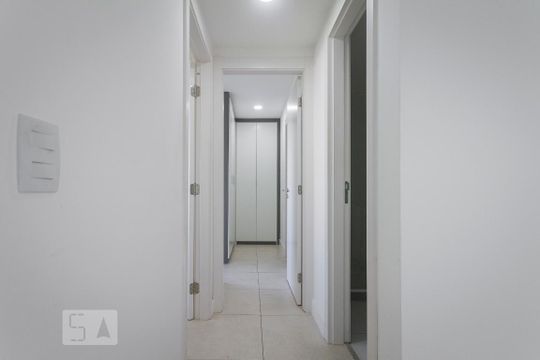Corredor de apartamento para alugar com 2 quartos, 74m² em Barra da Tijuca, Rio de Janeiro