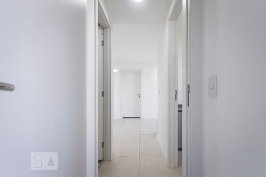 Corredor de apartamento para alugar com 2 quartos, 74m² em Barra da Tijuca, Rio de Janeiro