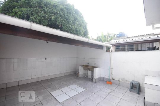 Área de serviço de casa à venda com 3 quartos, 150m² em Ferreira, São Paulo