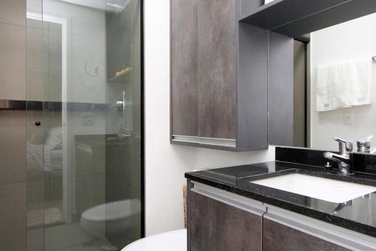 Banheiro de kitnet/studio para alugar com 1 quarto, 28m² em República, São Paulo