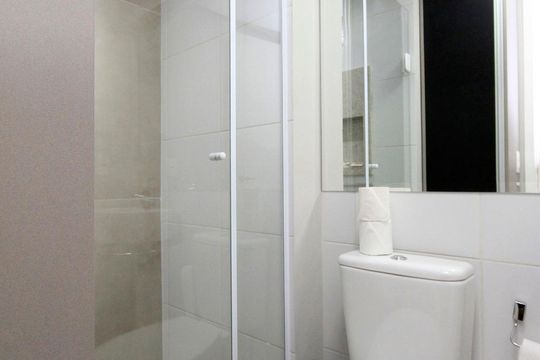 Banheiro de kitnet/studio para alugar com 1 quarto, 18m² em Cerqueira César, São Paulo