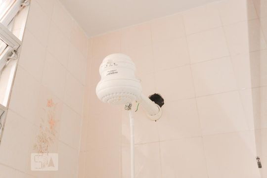 Banheiro chuveiro de apartamento para alugar com 1 quarto, 45m² em Tijuca, Rio de Janeiro