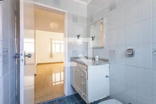 Banheiro de apartamento à venda com 2 quartos, 62m² em Vila Madalena, São Paulo