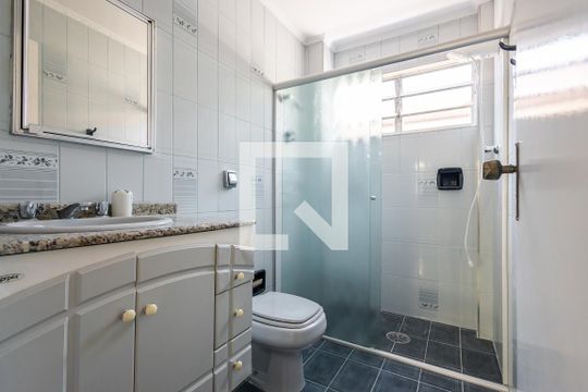 Banheiro de apartamento à venda com 2 quartos, 62m² em Vila Madalena, São Paulo