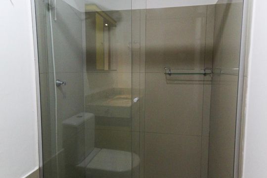 Banheiro de kitnet/studio para alugar com 1 quarto, 45m² em Menino Deus, Porto Alegre