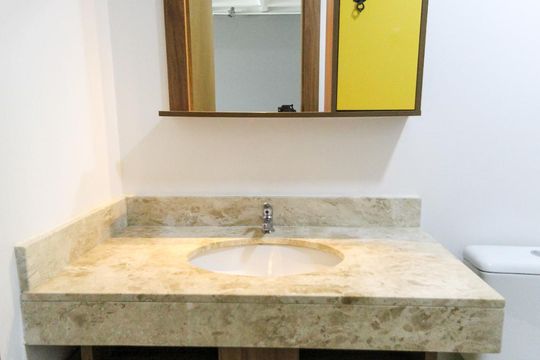 Banheiro de kitnet/studio para alugar com 1 quarto, 45m² em Menino Deus, Porto Alegre
