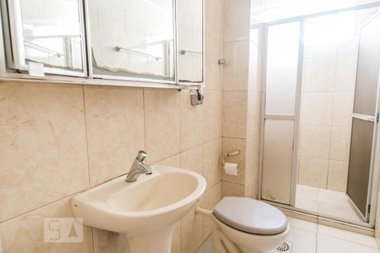Banheiro de apartamento à venda com 1 quarto, 41m² em Centro Histórico, Porto Alegre