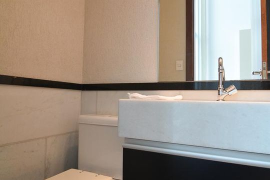 Banheiro social de apartamento para alugar com 1 quarto, 71m² em Belvedere, Belo Horizonte
