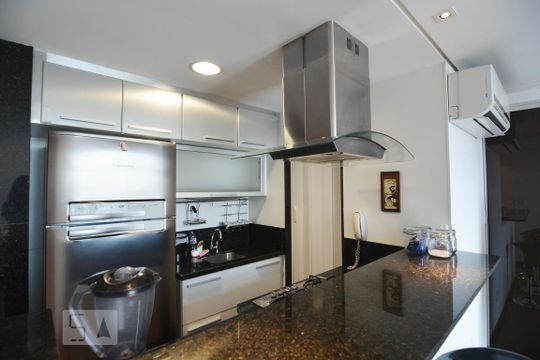 Cozinha de apartamento para alugar com 1 quarto, 71m² em Belvedere, Belo Horizonte