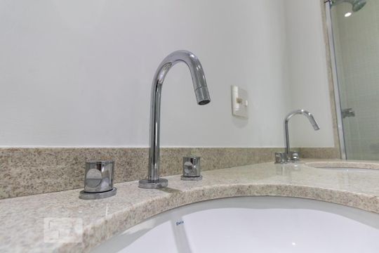 Banheiro - Suíte Master de apartamento para alugar com 4 quartos, 223m² em Jardim Marajoara, São Paulo