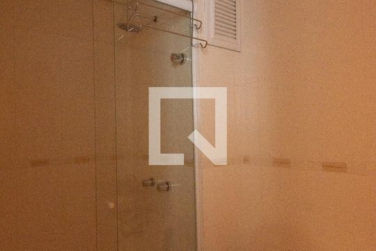 Banheiro de apartamento à venda com 2 quartos, 65m² em Santana, Porto Alegre
