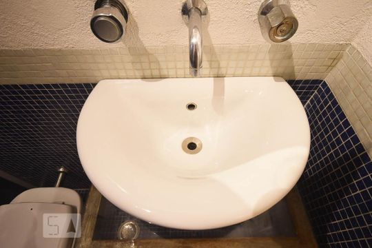 Detalhe do banheiro suíte de kitnet/studio para alugar com 1 quarto, 30m² em Real Parque, São Paulo
