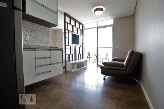 Sala e cozinha de apartamento para alugar com 1 quarto, 35m² em Real Parque, São Paulo