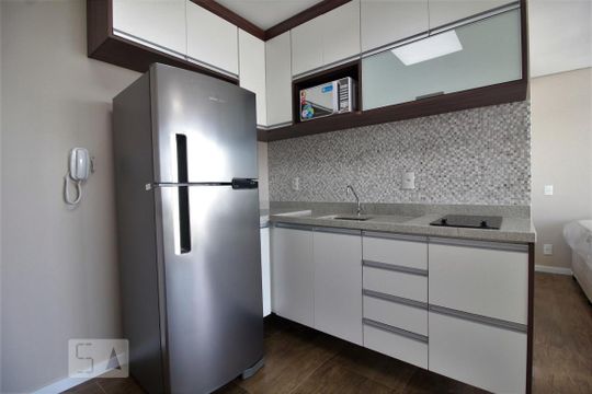 Cozinha de apartamento para alugar com 1 quarto, 35m² em Real Parque, São Paulo
