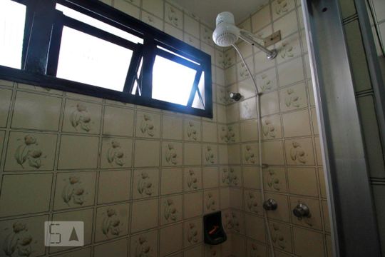 Chuveiro de casa à venda com 4 quartos, 450m² em Vila Suzana, São Paulo