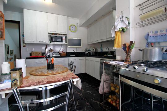 Cozinha de casa à venda com 4 quartos, 450m² em Vila Suzana, São Paulo