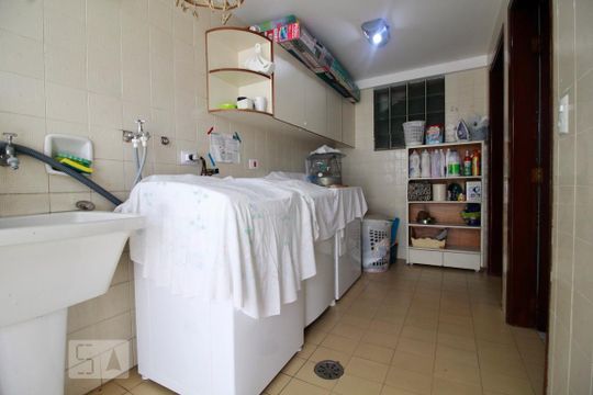 Área de serviço de casa à venda com 4 quartos, 450m² em Vila Suzana, São Paulo