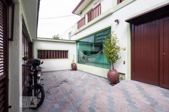Fachada de casa para alugar com 3 quartos, 400m² em Mirandópolis, São Paulo