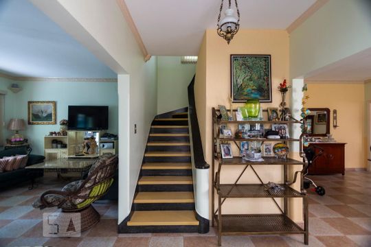 Escada de casa para alugar com 3 quartos, 400m² em Mirandópolis, São Paulo