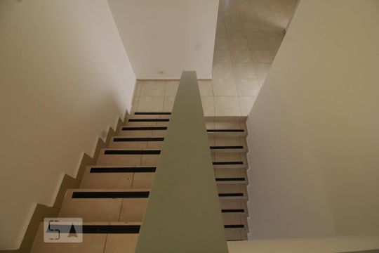 Escadas de casa para alugar com 5 quartos, 300m² em Vila Tramontano, São Paulo
