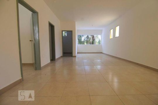 Casa para alugar com 5 quartos, 300m² em Vila Tramontano, São Paulo