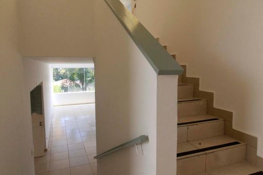 Escadas de casa para alugar com 5 quartos, 300m² em Vila Tramontano, São Paulo