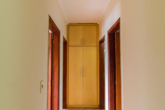 Corredor de acesso aos quartos de casa à venda com 3 quartos, 115m² em Jardim Rosa de Franca, Guarulhos