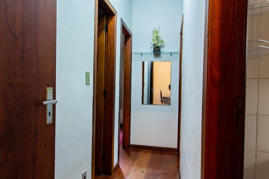 Corredor de apartamento à venda com 3 quartos, 85m² em Santa Amélia, Belo Horizonte