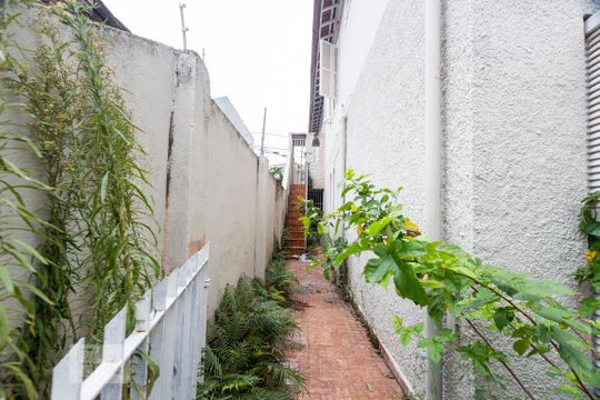 Corredor lateral de casa para alugar com 3 quartos, 150m² em Parque Jabaquara, São Paulo