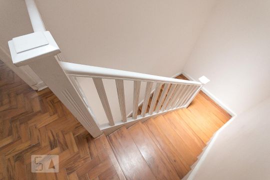 Escada  de casa à venda com 3 quartos, 170m² em Cambuci, São Paulo