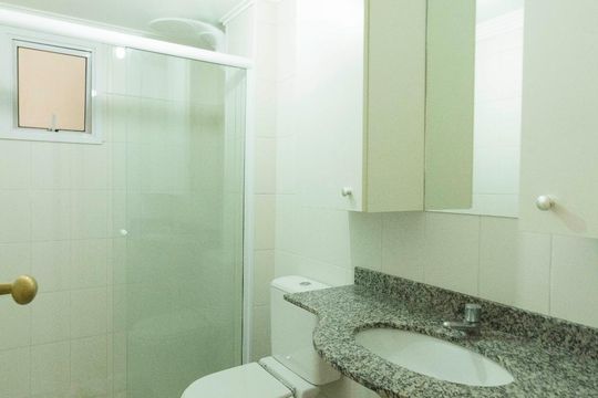 Banheiro de apartamento à venda com 2 quartos, 85m² em Vila Valparaíso, Santo André