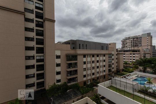 Sala (vista) de apartamento à venda com 3 quartos, 236m² em Real Parque, São Paulo