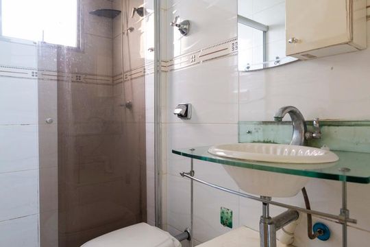 Banheiro social de apartamento para alugar com 2 quartos, 45m² em Vila Campestre, São Paulo