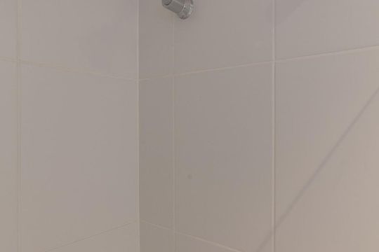 Detalhe do banheiro de kitnet/studio à venda com 1 quarto, 28m² em Aclimação, São Paulo