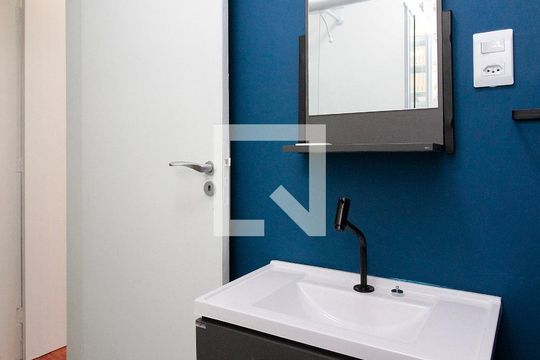 Banheiro de apartamento para alugar com 1 quarto, 53m² em República, São Paulo