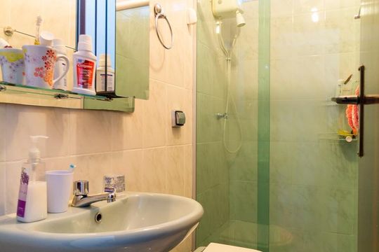 Banheiro social de casa para alugar com 2 quartos, 78m² em Chácara Inglesa, São Paulo