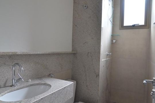 Banheiro  de apartamento à venda com 1 quarto, 45m² em Vale do Sereno, Nova Lima