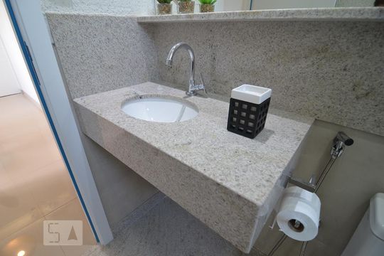 Banheiro  de apartamento à venda com 1 quarto, 45m² em Vale do Sereno, Nova Lima