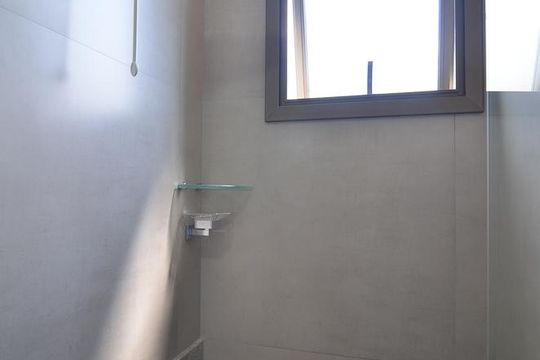 Banheiro  de apartamento à venda com 1 quarto, 45m² em Vale do Sereno, Nova Lima