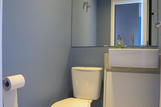 Banheiro de apartamento para alugar com 1 quarto, 38m² em Pinheiros, São Paulo