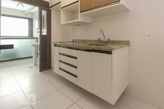 Cozinha de apartamento para alugar com 1 quarto, 47m² em Jardim Vera Cruz, São Paulo