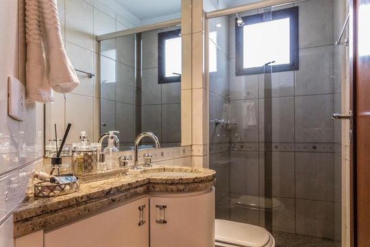 Banheiro social 1 de apartamento para alugar com 3 quartos, 150m² em Cristo Rei, Curitiba
