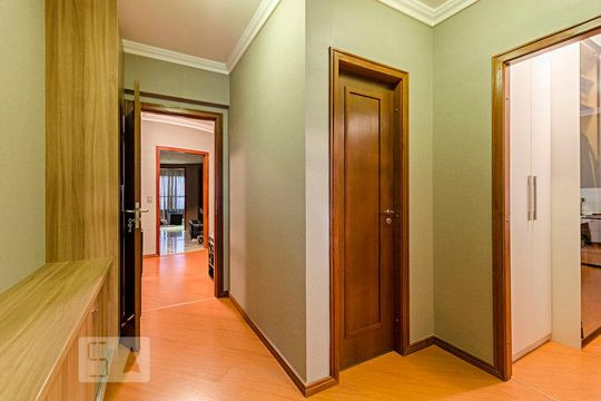 Corredor de apartamento para alugar com 3 quartos, 150m² em Cristo Rei, Curitiba