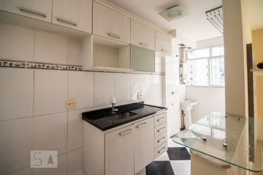 Cozinha de apartamento para alugar com 2 quartos, 45m² em São Cristóvão, Rio de Janeiro